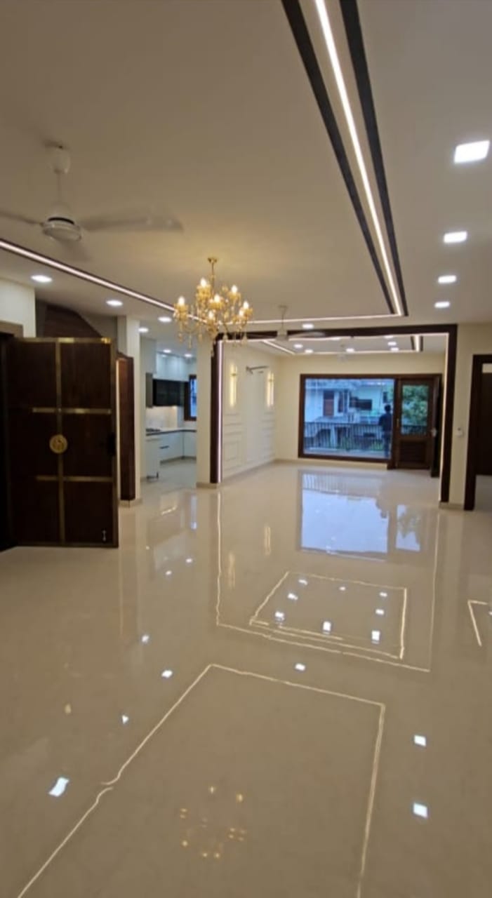 4 BHK, Builder Floor